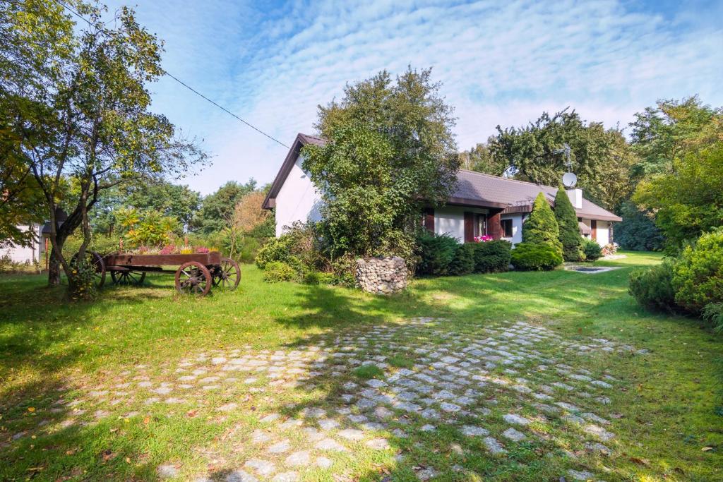 una casa con una mesa de picnic en un patio en Siedlisko Jagny en Wolbórz