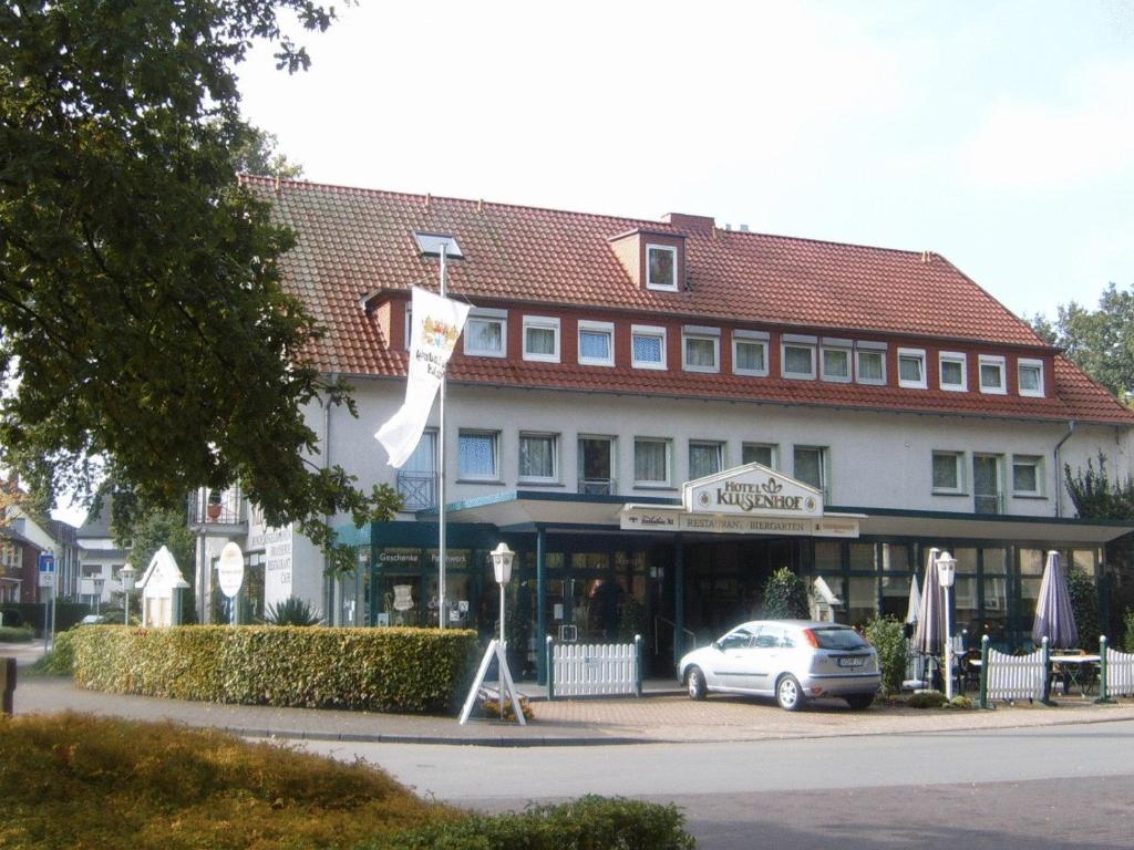 un edificio con un coche aparcado delante de él en Hotel Klusenhof, en Lippstadt