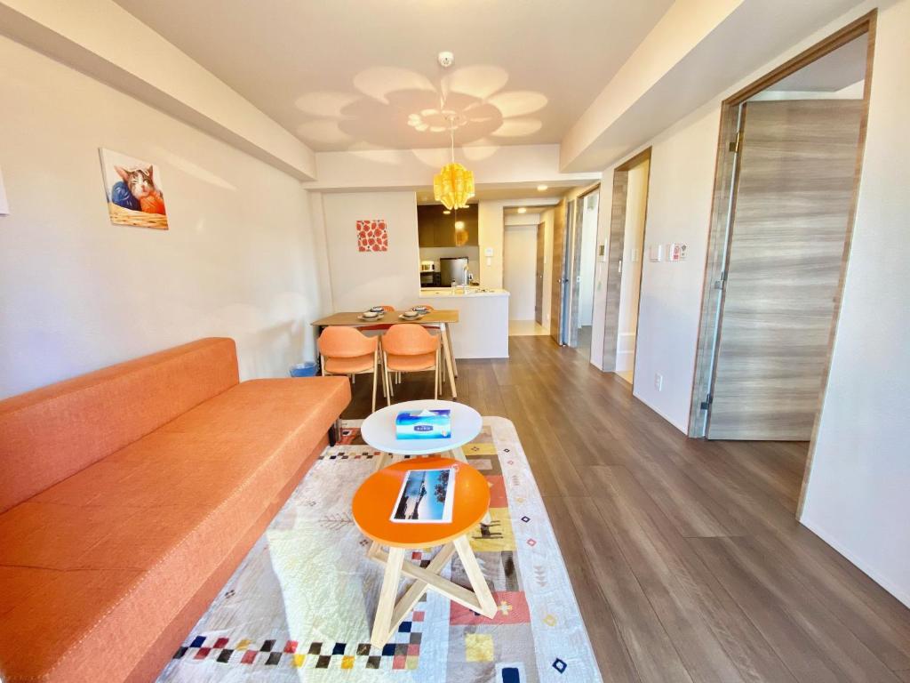 uma sala de estar com um sofá e uma mesa em Akasaka Residence em Tóquio