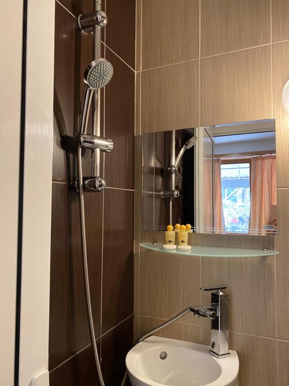 La salle de bains est pourvue d'une douche et d'un lavabo. dans l'établissement Family Hotel Amor, à Ruse