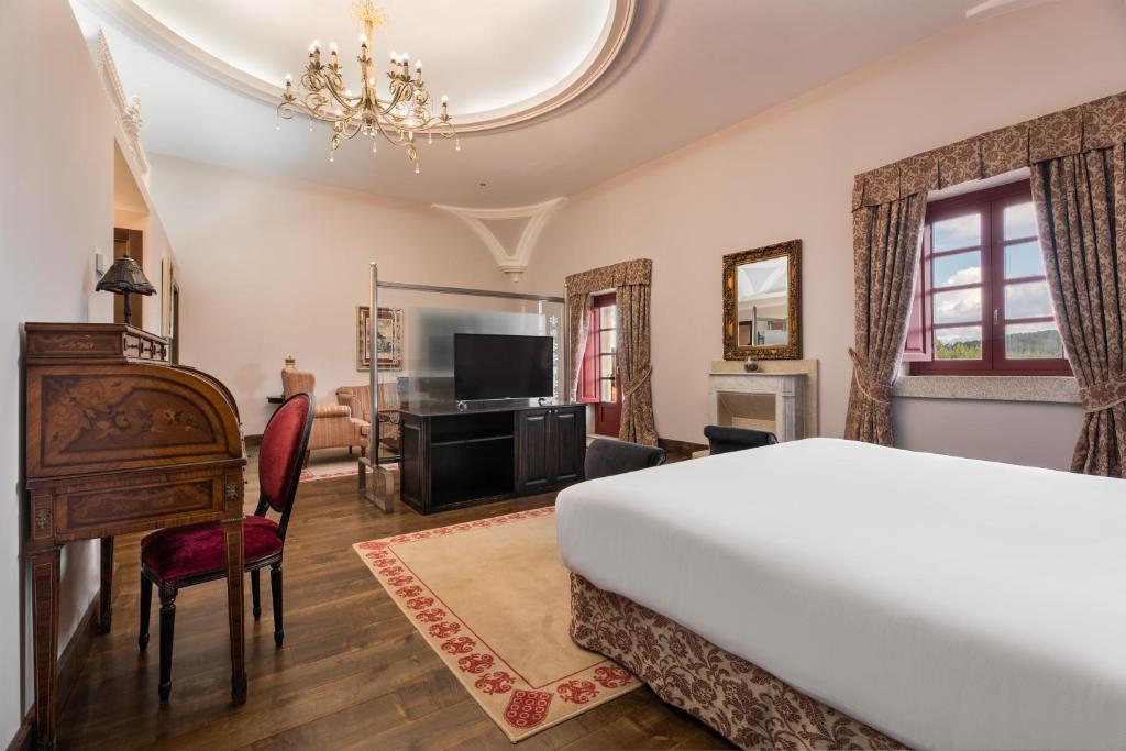 Telewizja i/lub zestaw kina domowego w obiekcie Áurea Palacio de Sober by Eurostars Hotel Company