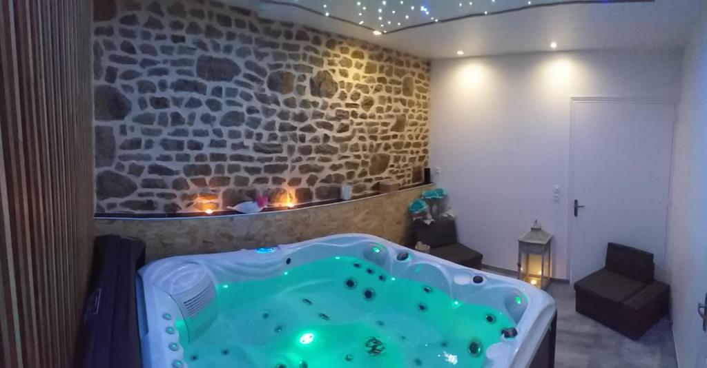 Fotografie z fotogalerie ubytování Le Ptit Spa de L'Abbaye Suite love et Spa privé v destinaci Lonlay-lʼAbbaye
