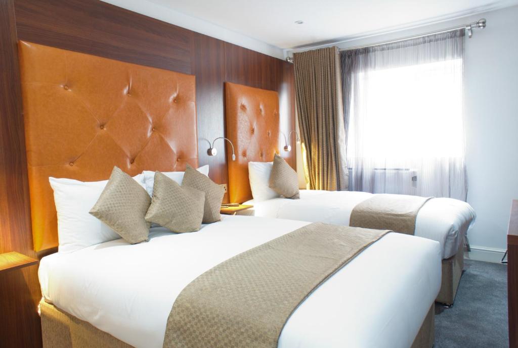 Кровать или кровати в номере Trivelles Rochester Hotel