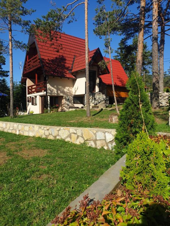 una casa con techo rojo en Šumske priče Divčibare, en Divčibare