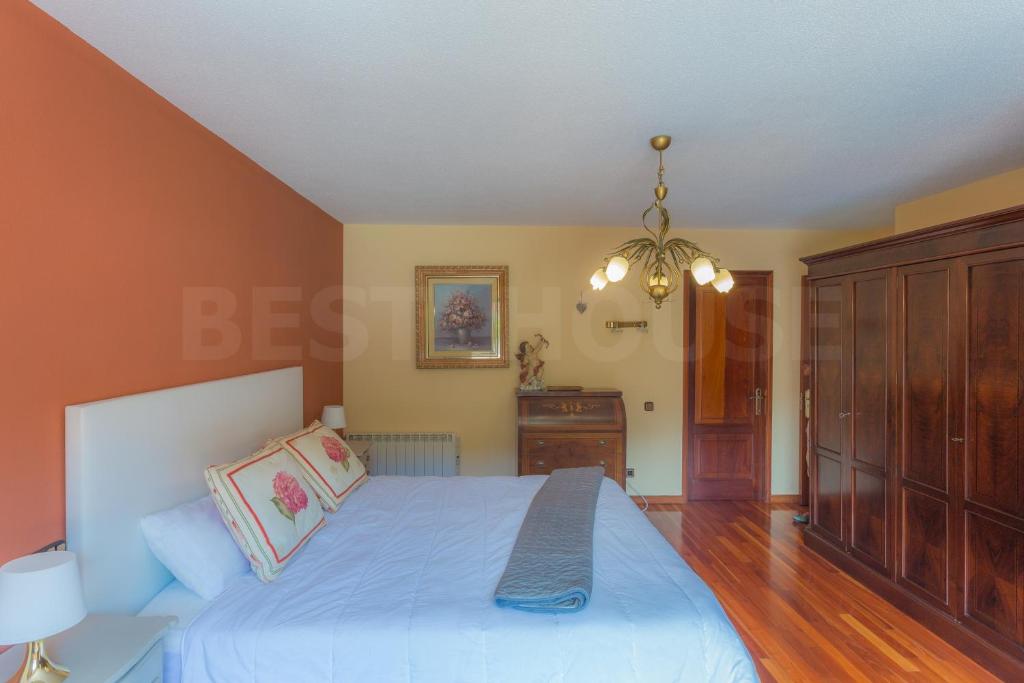 A bed or beds in a room at Fantastic Rural House with Pool and terrace