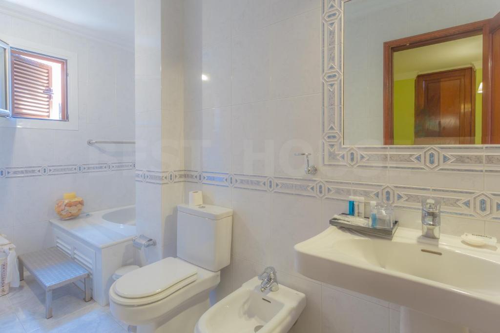A bathroom at Fantastic Rural House with Pool and terrace