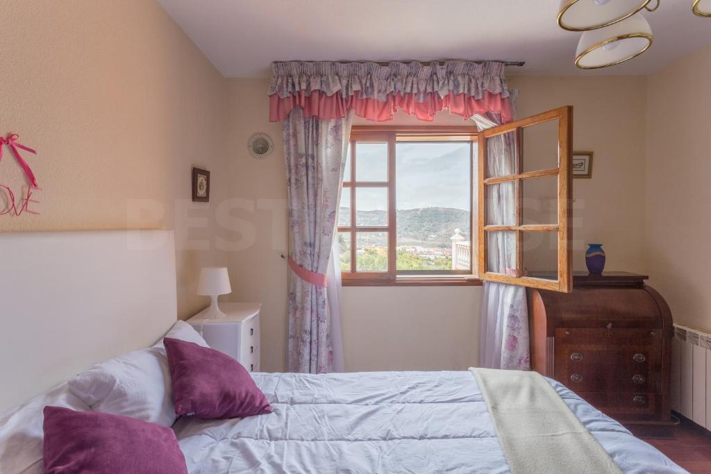 A bed or beds in a room at Fantastic Rural House with Pool and terrace