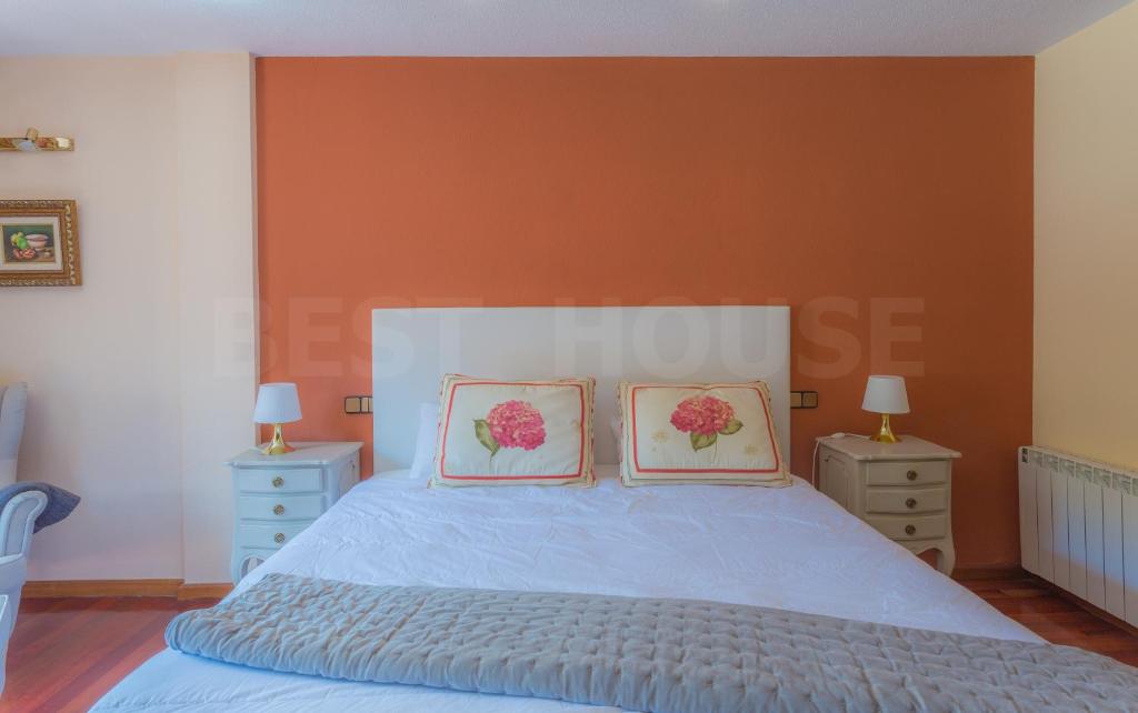A bed or beds in a room at Fantastic Rural House with Pool and terrace
