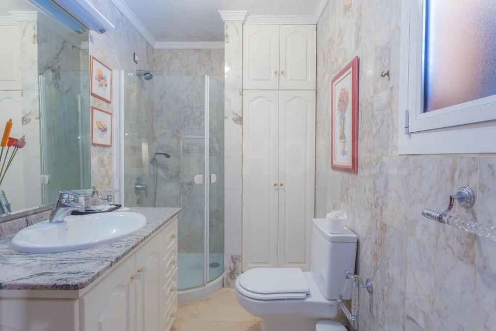 A bathroom at Fantastic Rural House with Pool and terrace