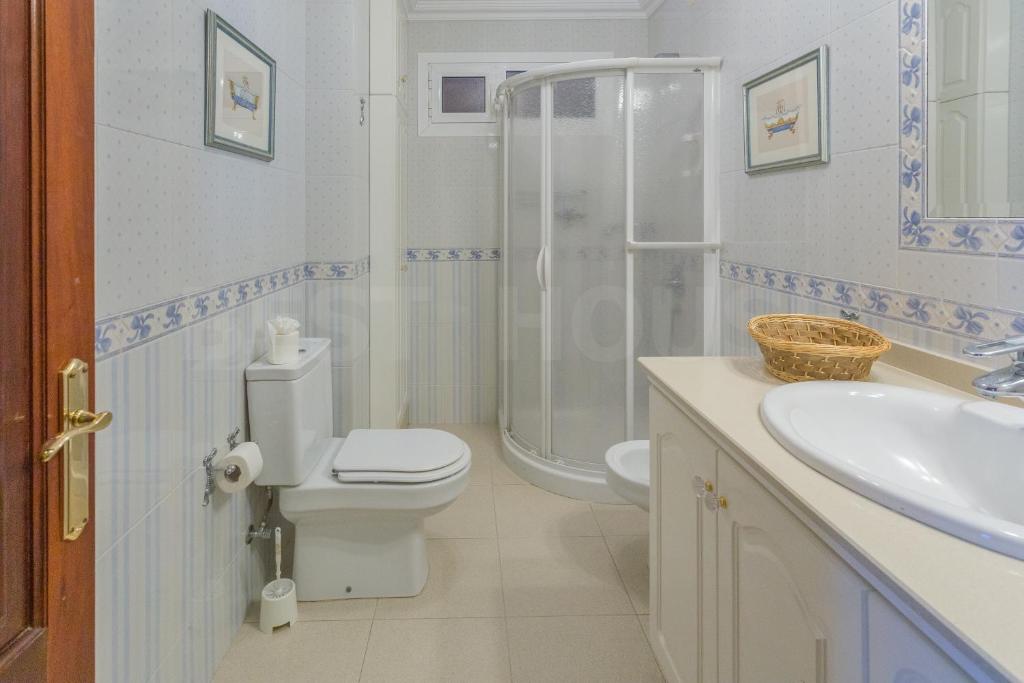 A bathroom at Fantastic Rural House with Pool and terrace