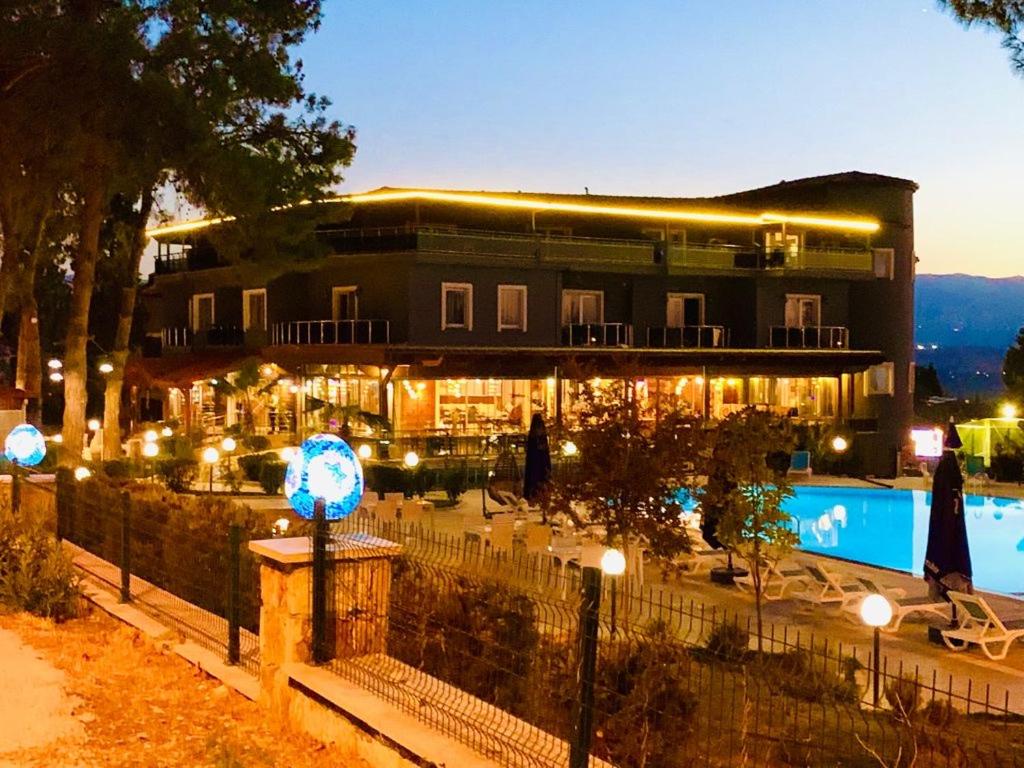 Bazén v ubytování Pamukkale Whiteheaven Suite Hotel nebo v jeho okolí