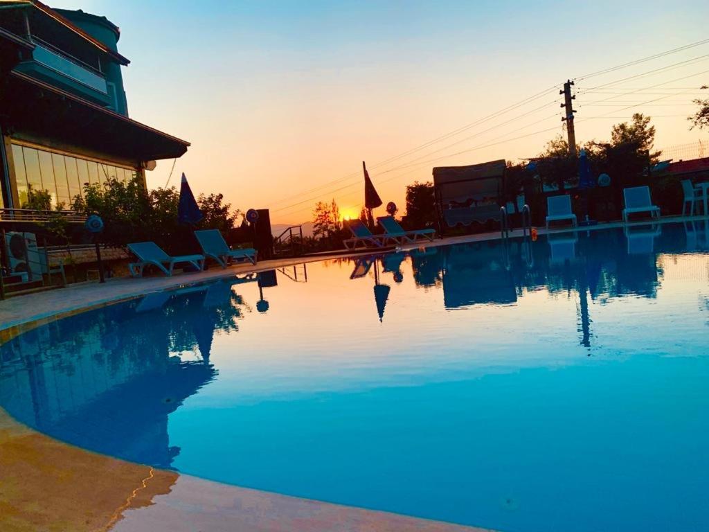 Bazén v ubytování Pamukkale Whiteheaven Suite Hotel nebo v jeho okolí