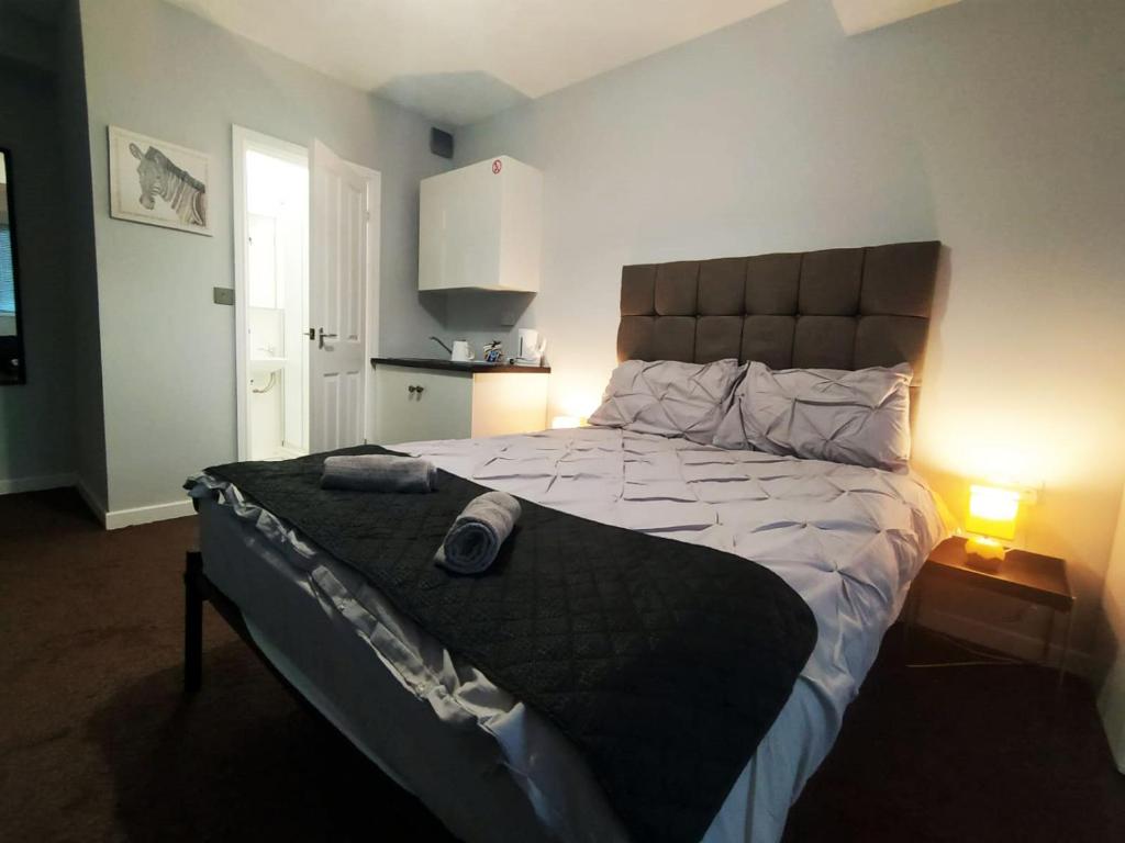 um quarto com uma cama grande num quarto em Bankwell Guest House em Manchester