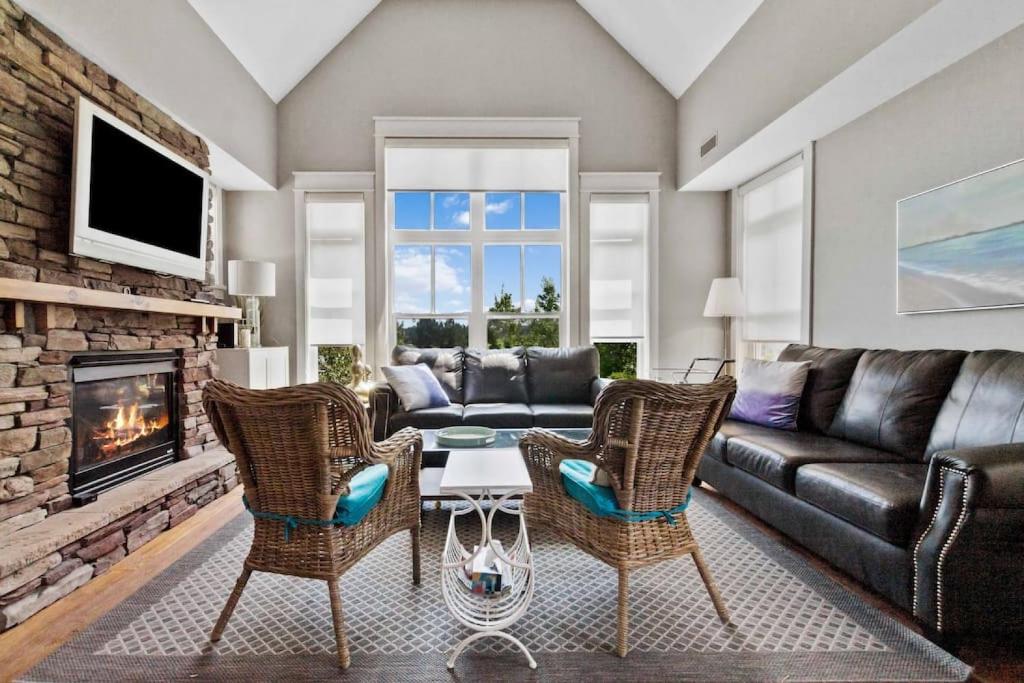 Χώρος καθιστικού στο Rivergrass Townhouse in Blue with Pool Golf Skiing - 219 Rivergrass