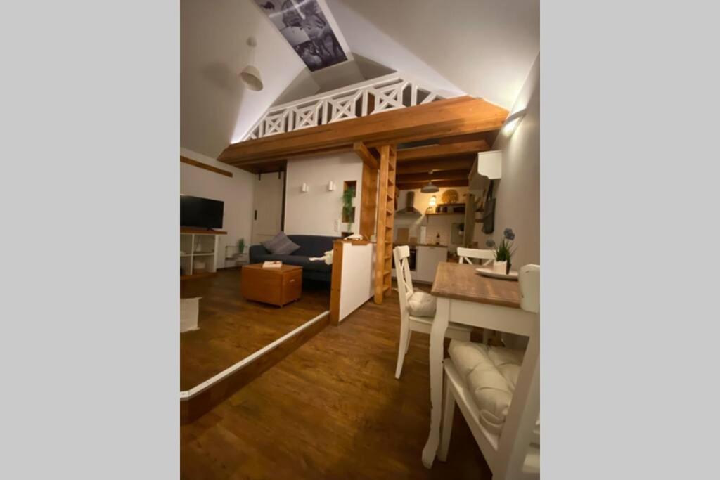 ein Wohnzimmer mit einem Tisch und einem Esszimmer in der Unterkunft Ferienhaus im Westerwald Westerwälder Herzstück in Langenbach bei Kirburg