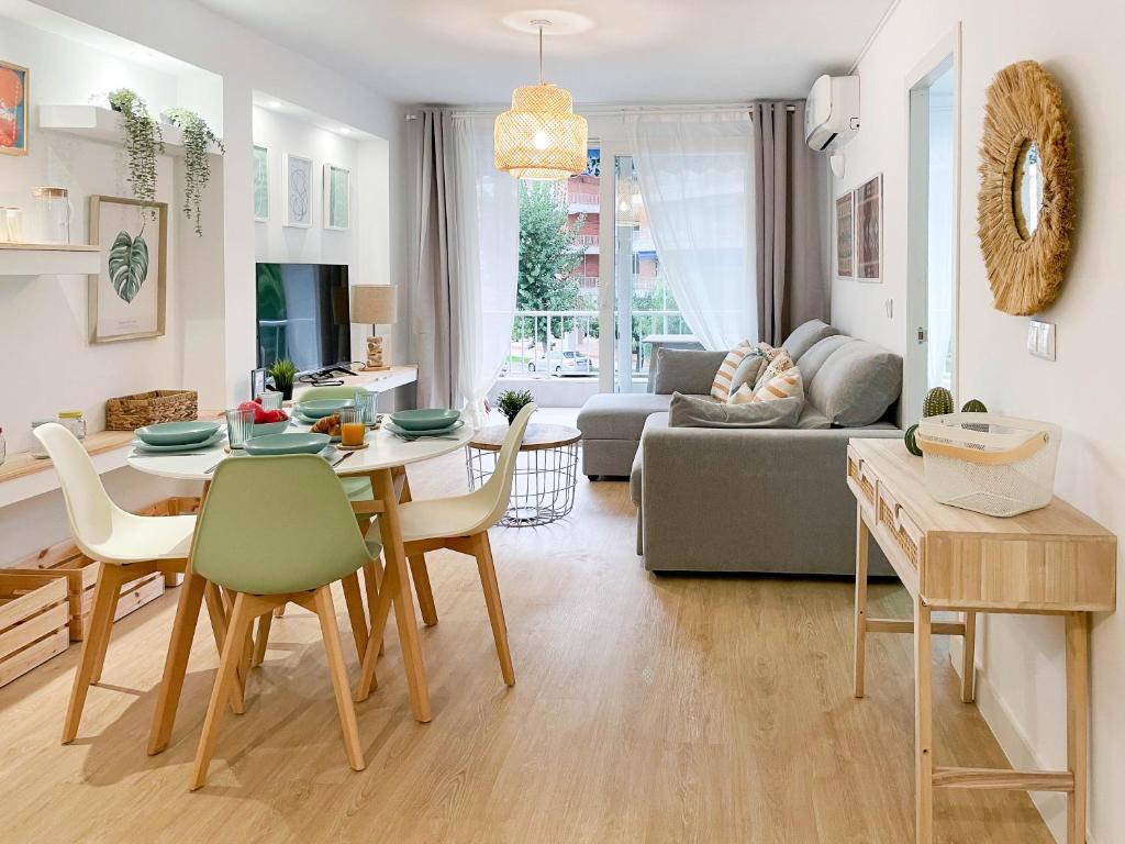 een keuken en een woonkamer met een tafel en stoelen bij Precioso y acogedor apto con ubicación inmejorable in Alicante