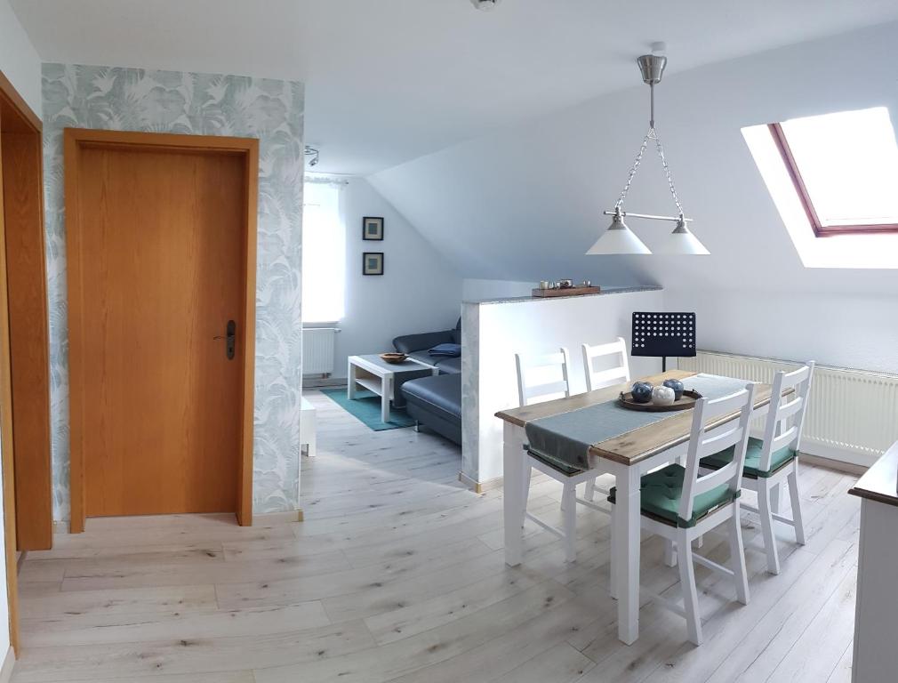 Treben的住宿－Ferienwohnung Schöne Aussicht，厨房以及带桌椅的用餐室。