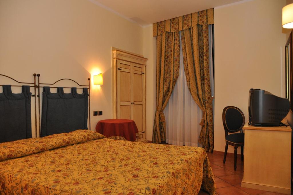 Postel nebo postele na pokoji v ubytování Hotel Urbano V