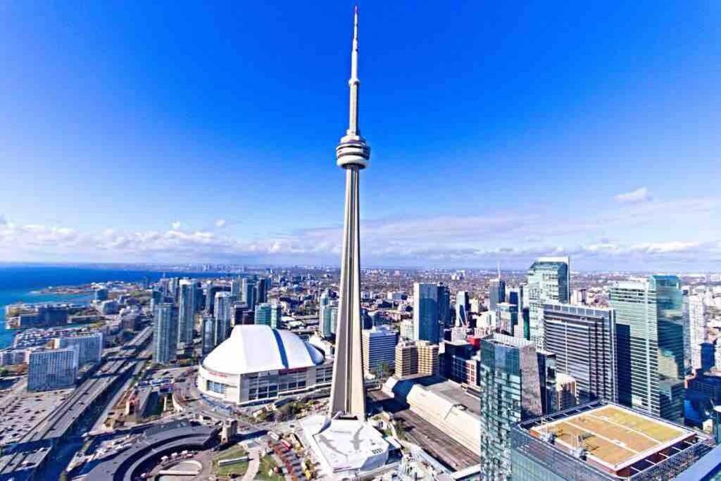 uma vista aérea da torre do CN em Toronto em Magnificient View next CN Tower/Rogers/Union/MTCC em Toronto
