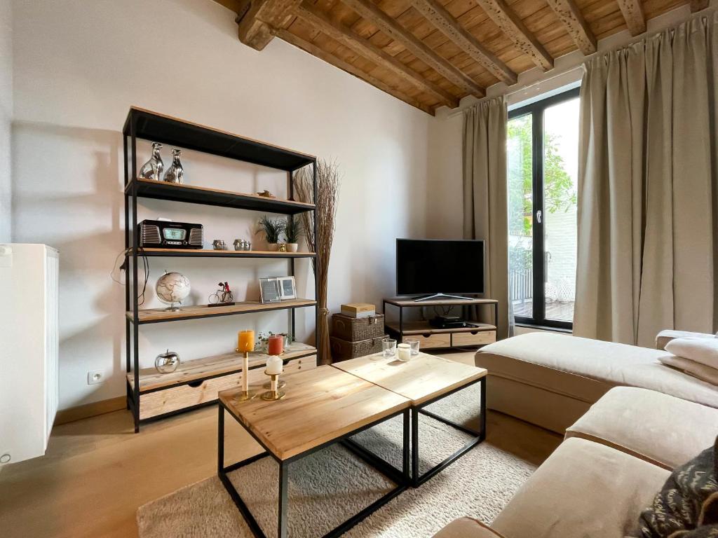 ein Wohnzimmer mit einem Sofa und einem Couchtisch in der Unterkunft Begijnhof 102 in Gent