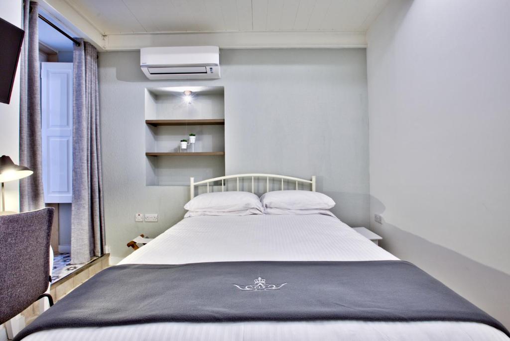 Postel nebo postele na pokoji v ubytování Chateau La Vallette - St. Elmo Suite