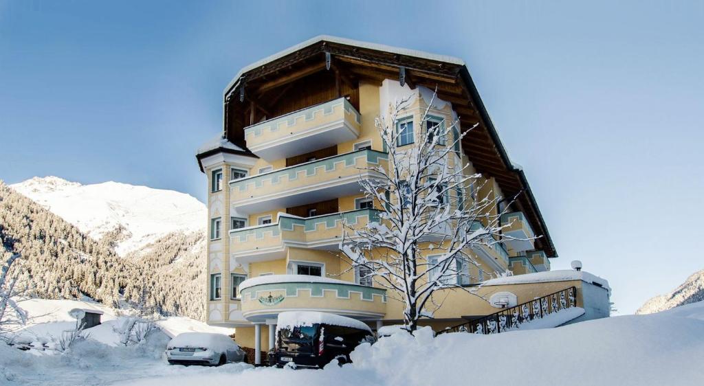 Nespecifikovaný výhled na hory nebo výhled na hory při pohledu z hotelu