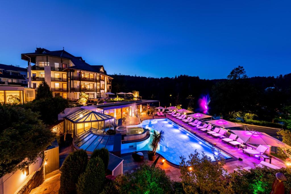 una vista aerea di un palazzo con piscina di notte di Romantischer Winkel RoLigio & Wellness Resort a Bad Sachsa
