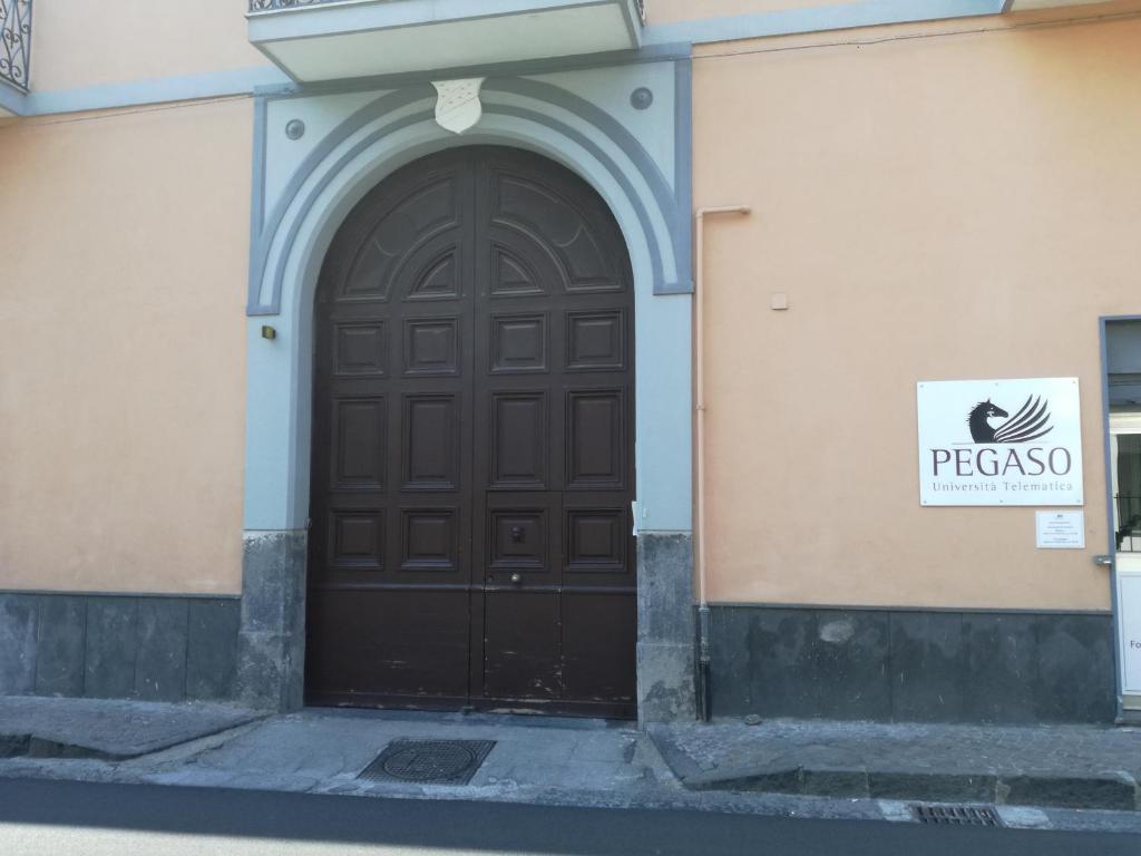 ポンペイにあるPompeii Domus Mariaの建物脇の茶色い扉