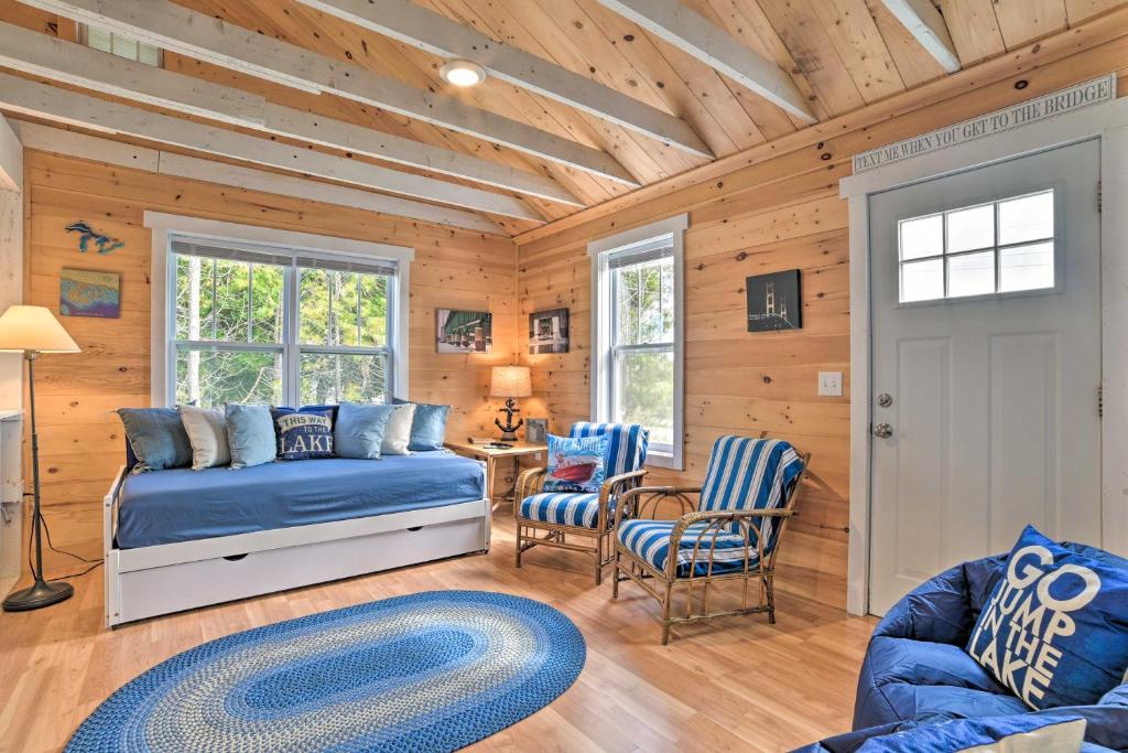 een slaapkamer met een bed en een tafel en stoelen bij Cozy Cedarville Cottage - Walk to Lake Huron! in Cedarville