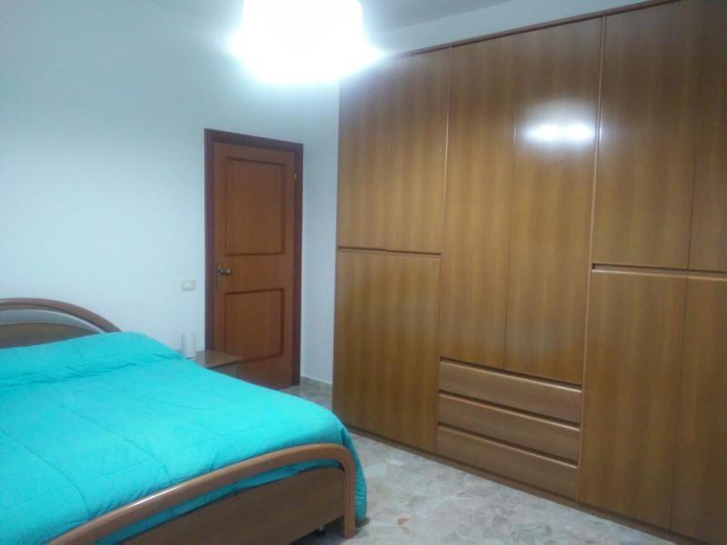 1 dormitorio con 1 cama y armario de madera en B&B La Dea Maja en Fara Filiorum Petri