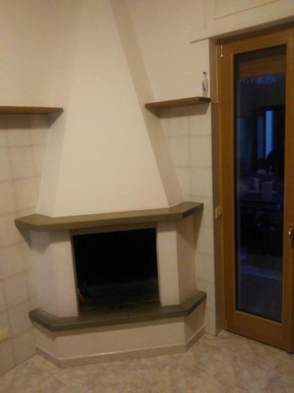 a living room with a fireplace in a wall at B&B La Dea Maja in Fara Filiorum Petri