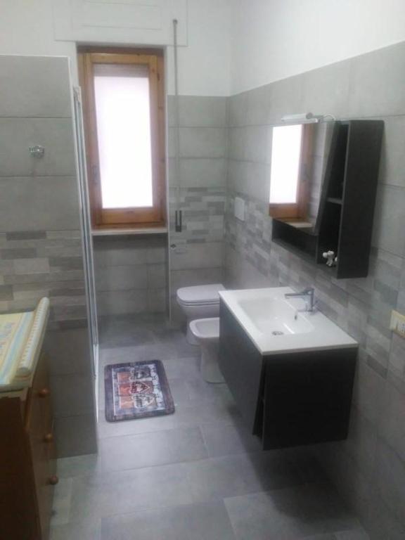 a bathroom with a sink and a toilet at B&B La Dea Maja in Fara Filiorum Petri