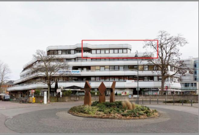 um grande edifício com uma estátua em frente em 1 Person - Single - Appartement -Zentral gelegen in Leverkusen Wiesdorf - Friedrich Ebert Platz 5a , 4te Etage mit Aufzug-und mit Balkon em Leverkusen
