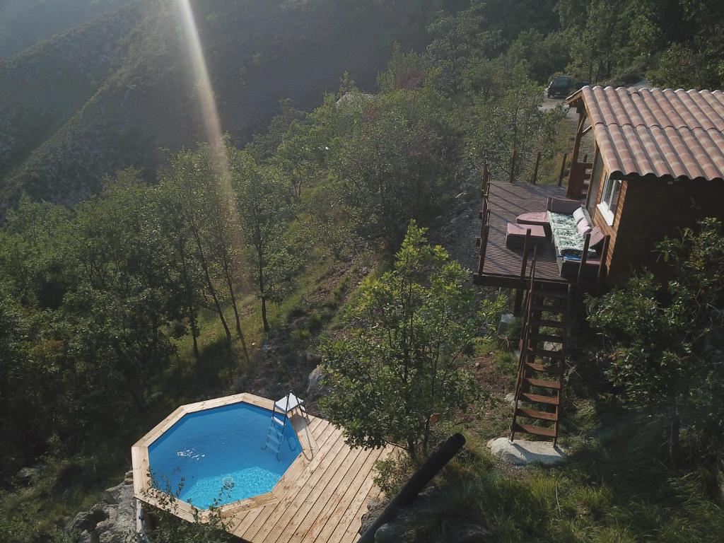 an overhead view of a house and a swimming pool at Chalet Chevreuil avec piscine privée in Lucéram