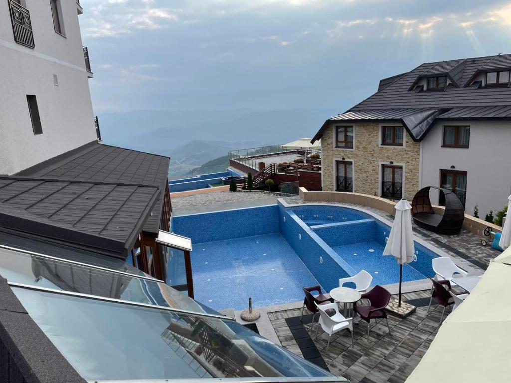 une piscine sur le toit d'un bâtiment dans l'établissement Apartman Pahuljica, à Kopaonik