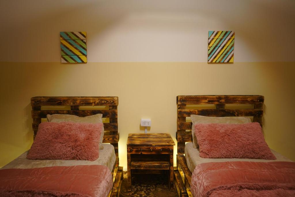 Petra Wooden House - Twin Room