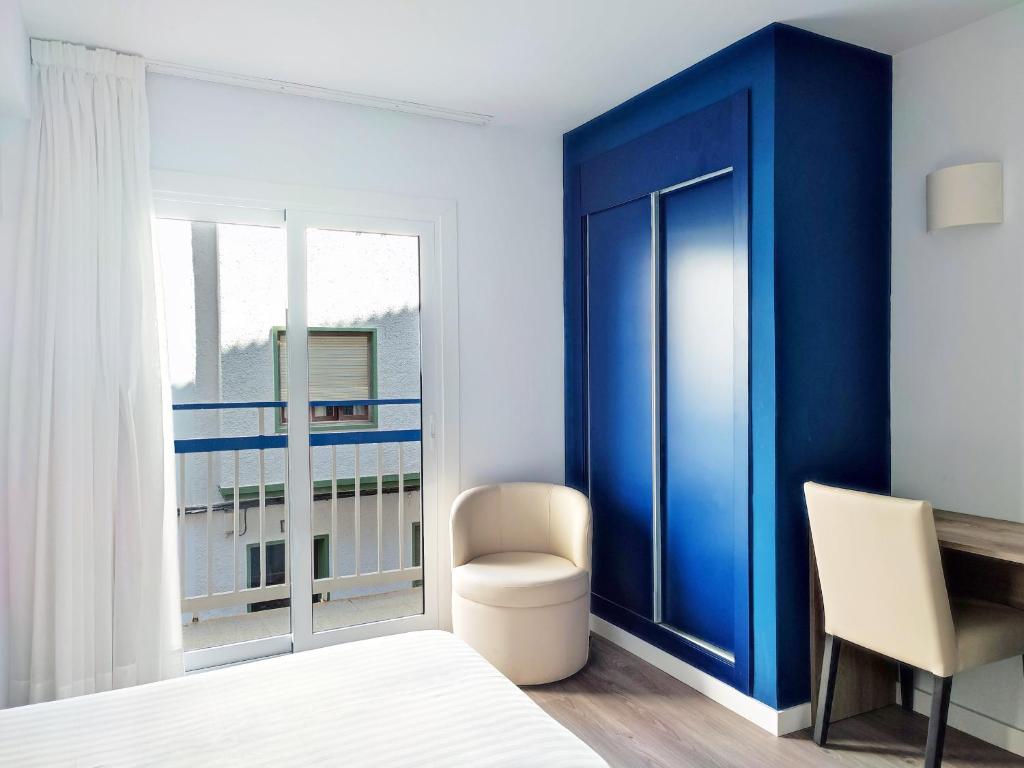 A bed or beds in a room at Hotel Flats Friends Mar Blau