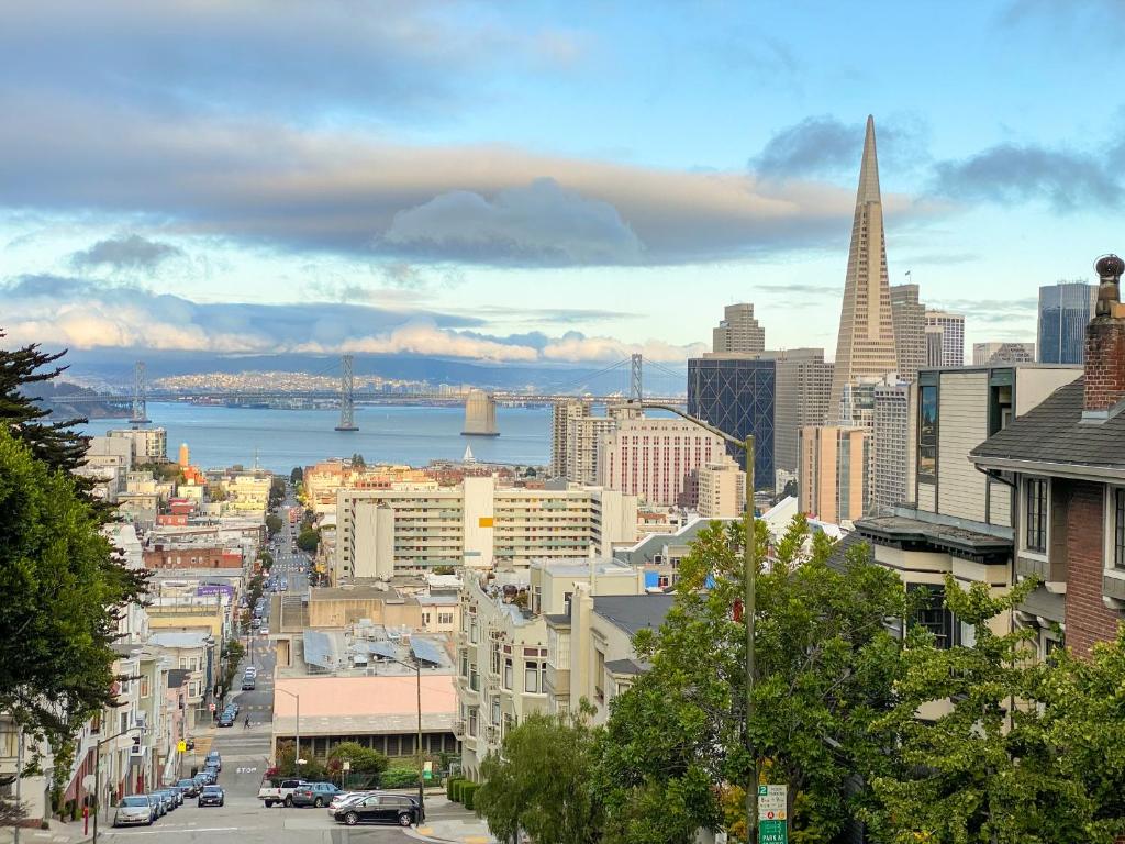 Nespecifikovaný výhled na destinaci San Francisco nebo výhled na město při pohledu z hostelu