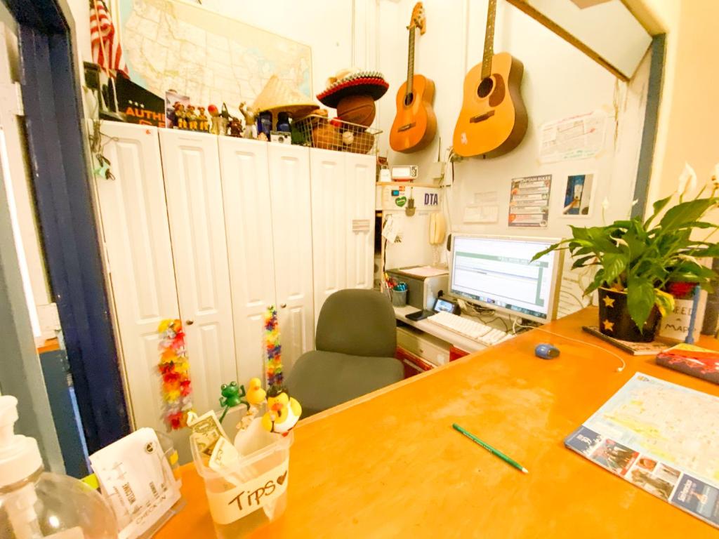 ITH San Francisco Pacific Tradewinds Backpacker Hostel photo