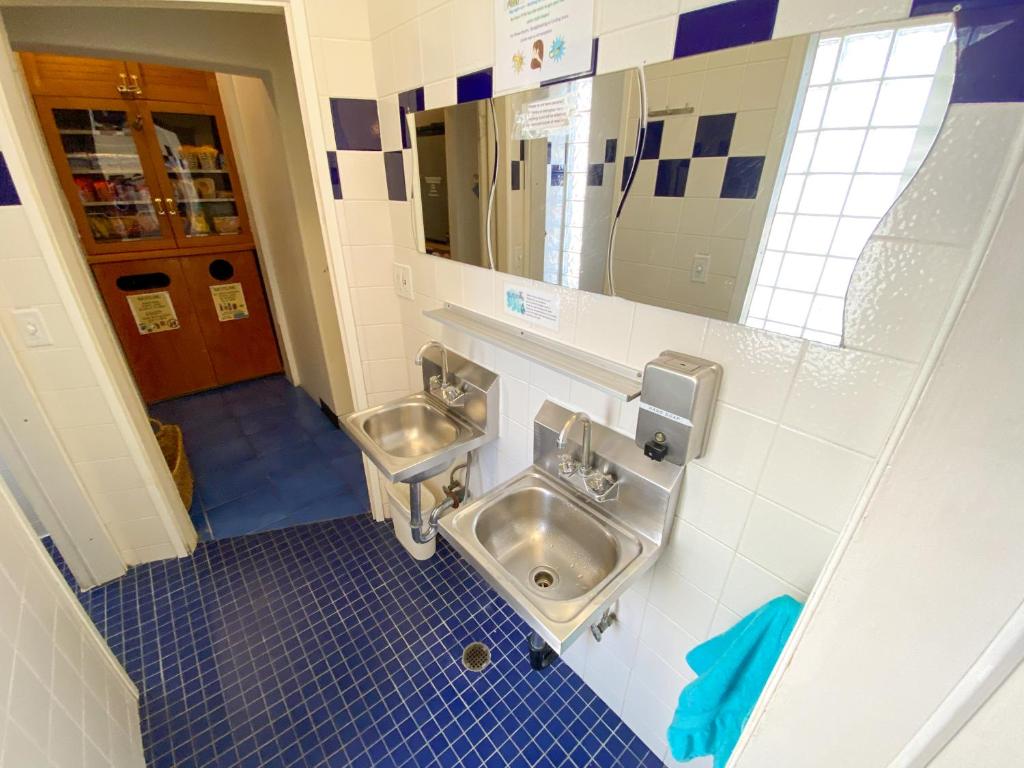 ITH San Francisco Pacific Tradewinds Backpacker Hostel photo