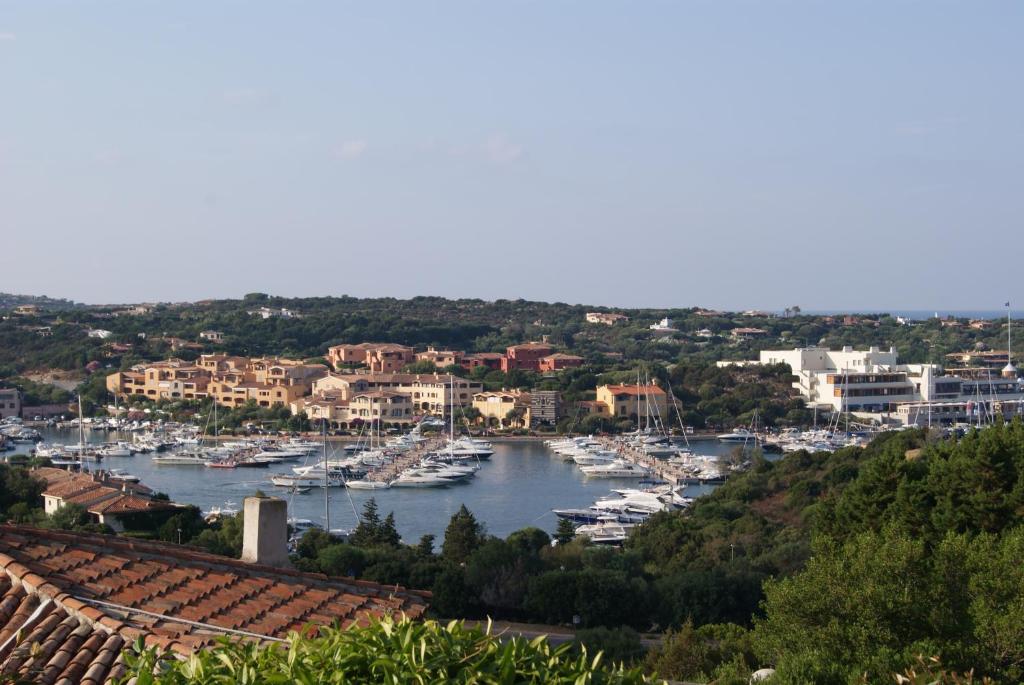 uma vista para um porto com barcos na água em Case Della Marina em Porto Cervo