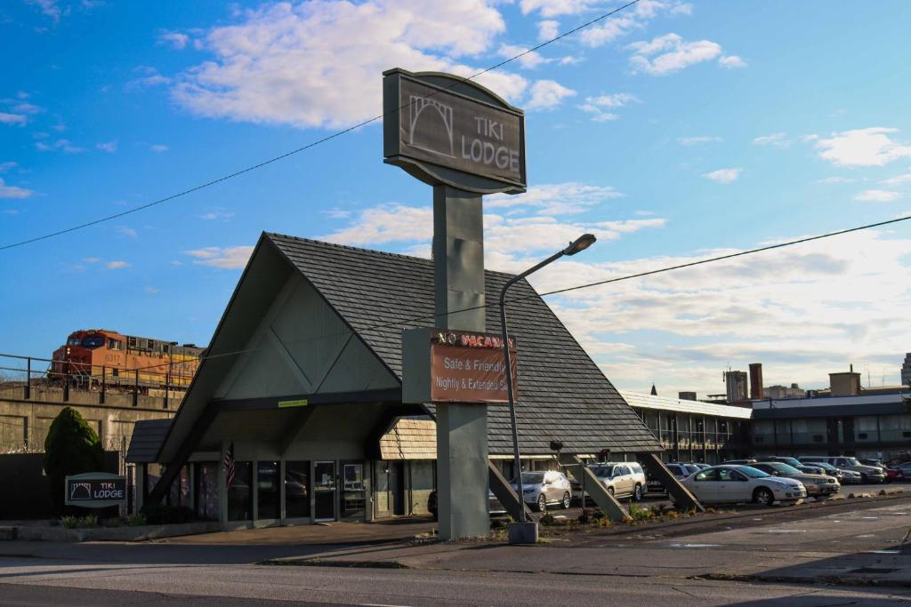 Znak na słupie przed sklepem w obiekcie Tiki Lodge Motel w mieście Spokane