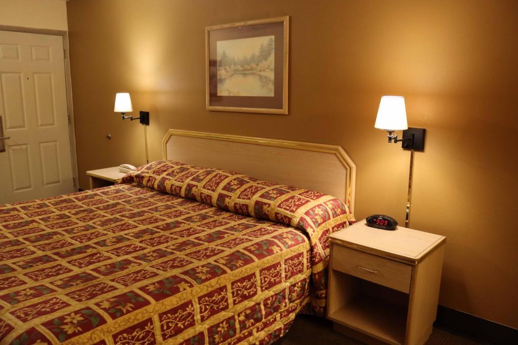 Postel nebo postele na pokoji v ubytování Tiki Lodge Motel