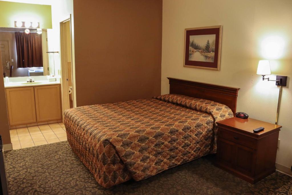 Postel nebo postele na pokoji v ubytování Tiki Lodge Motel