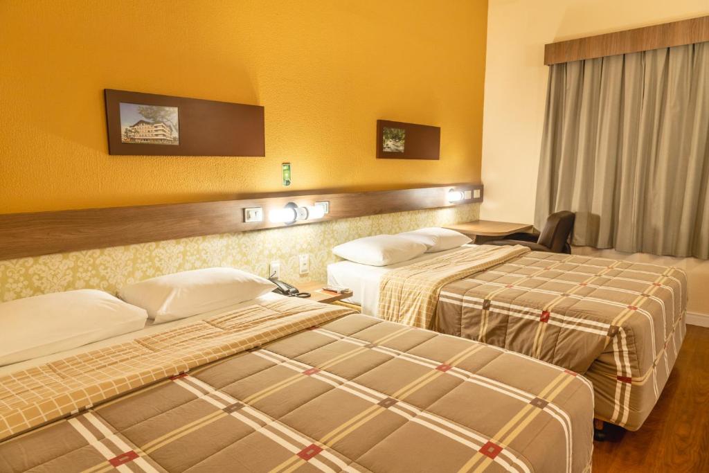 En eller flere senger på et rom på Hotel 10 São Leopoldo