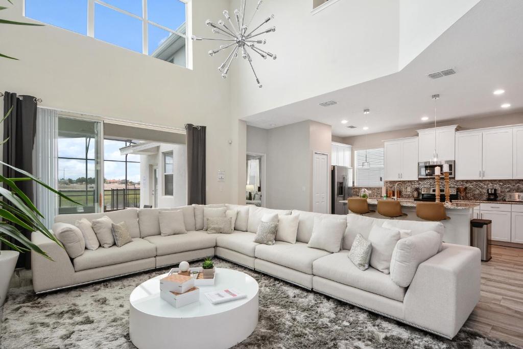 A seating area at 5Br 5Bath Pvt Home BBQ Pool 10min Disney 3077ft