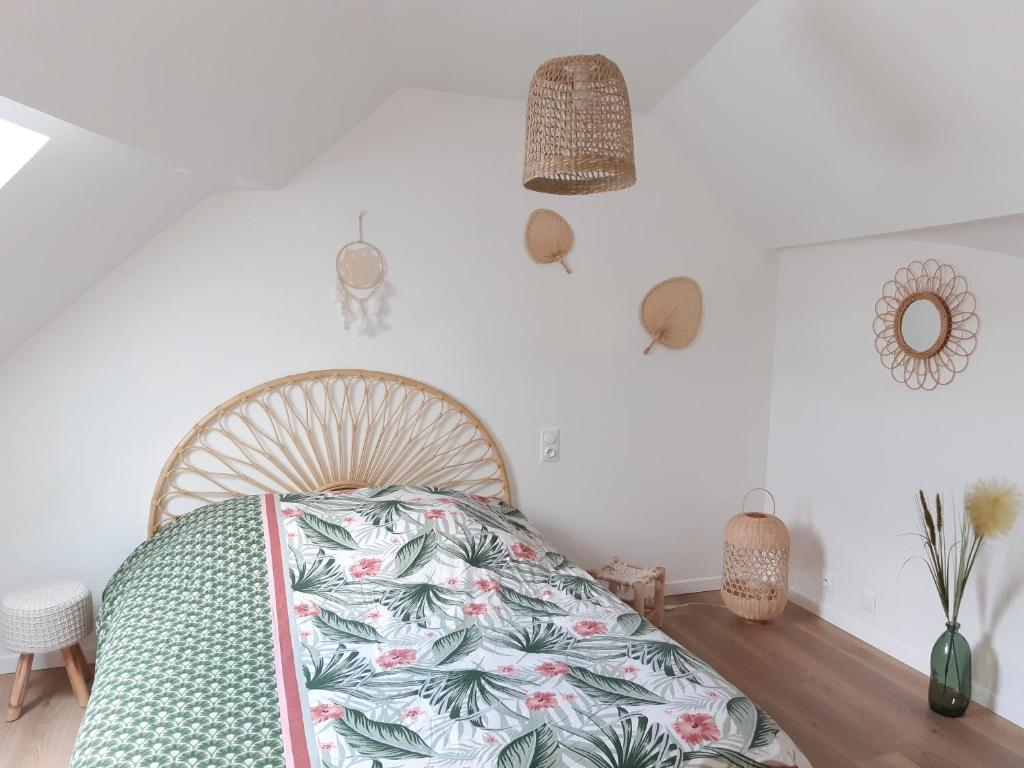 sypialnia z łóżkiem w pokoju z białymi ścianami w obiekcie charmante maison de ville toute équipée w mieście Châteauroux