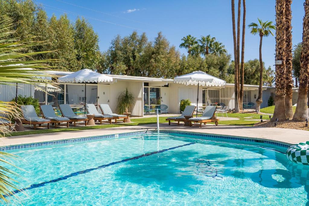 Majoituspaikassa Monkey Tree Hotel by AvantStay Stylish Hotel in Palm Springs w Pool tai sen lähellä sijaitseva uima-allas