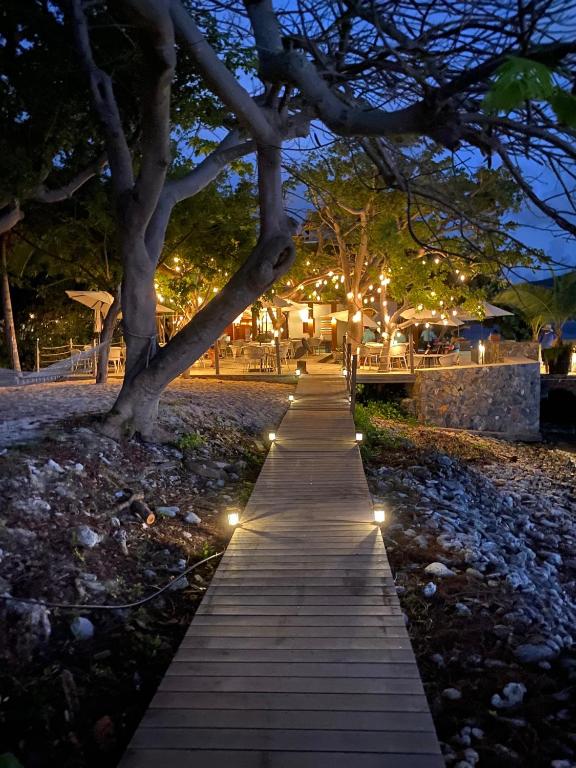 Lovango Resort and Beach Clubにある庭