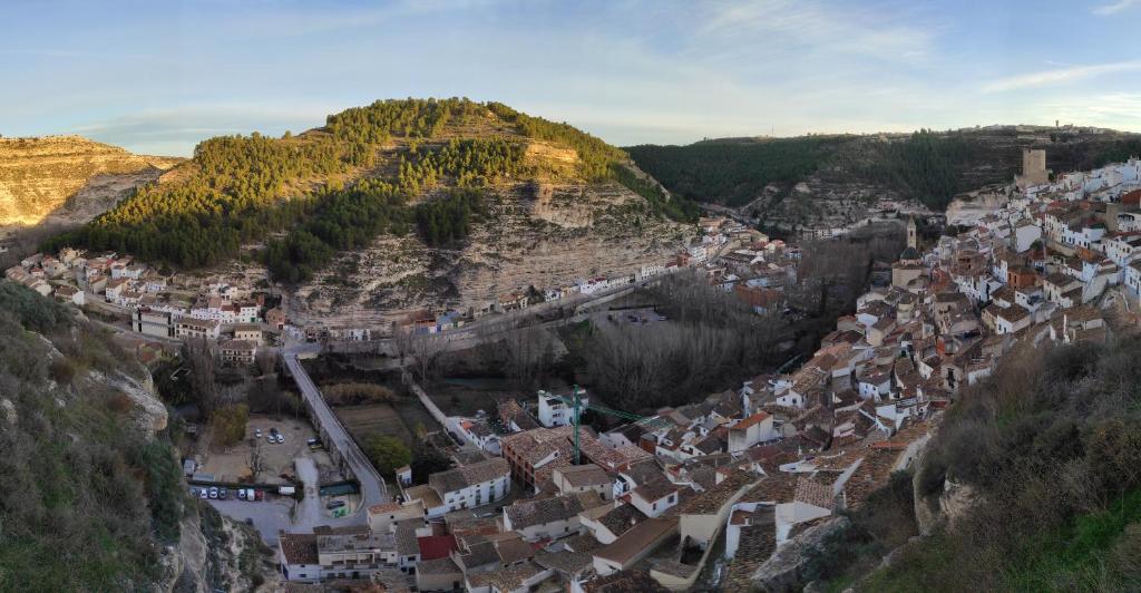 eine Luftansicht einer Stadt auf einem Berg in der Unterkunft El Mirador 3 in Alcalá del Júcar